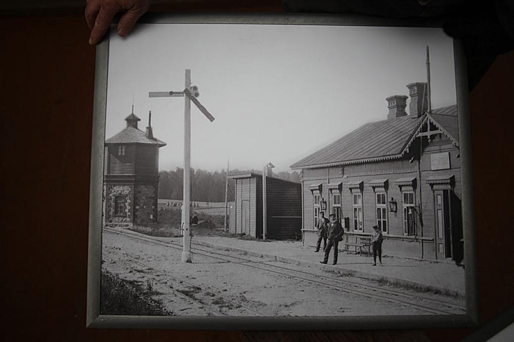 Kalnienas stacijas ēkas veca fotogrāfija.