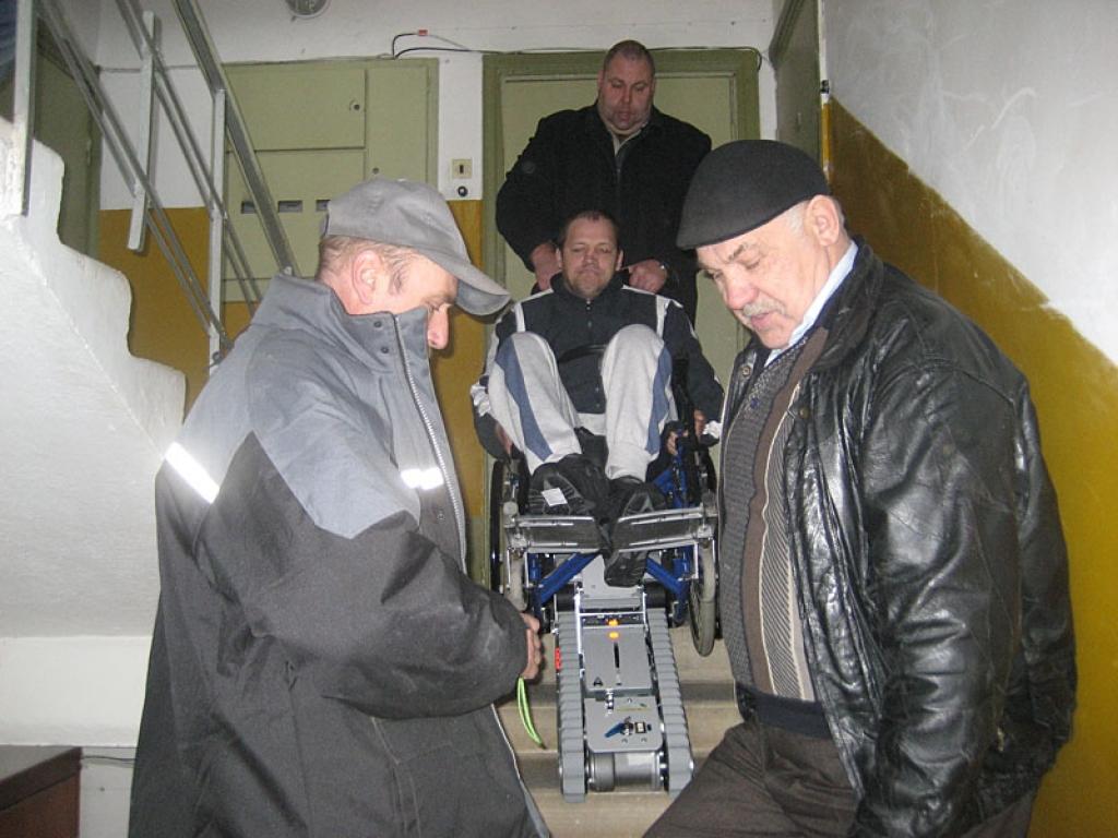 Gulbenietis Ivo Skudra, kurš aktīvi iesaistās novada invalīdu biedrības dažādās aktivitātēs, pirmais piekrita izmēģināt darbībā biedrības jaunieguvumu – Japānā ražoto kāpurķēžu pacēlāju cilvēkam ratiņkrēslā.
Autors: Diāna Odumiņa
