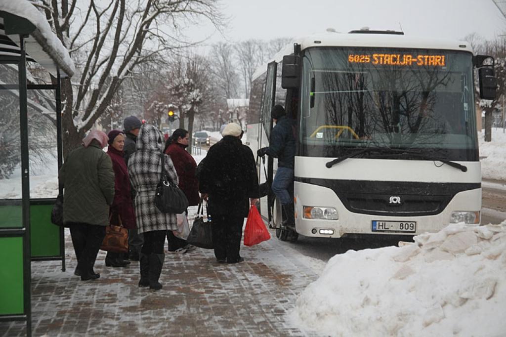 Vai pensionāri biežāk izmantotu autobusus, ja Gulbenes novadā sabiedriskajā transportā varētu braukt par brīvu? Laikam to mēs nekad neuzzināsim.
Autors: Gatis Bogdanovs