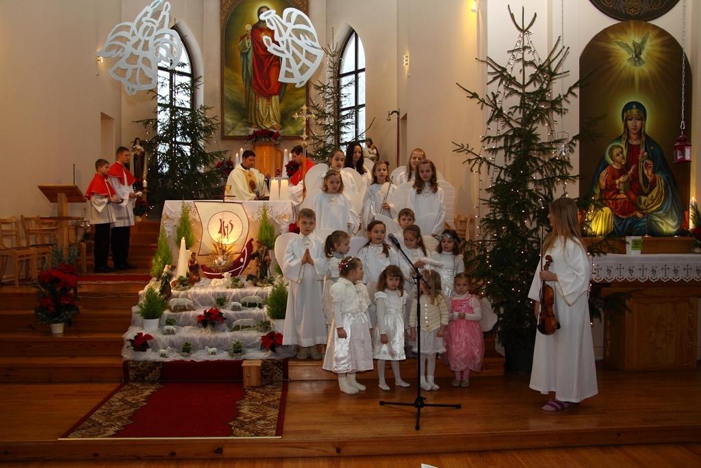 Kopīgā saimē un Bībeles ainu iestudējumos ir dažādu paaudžu pārstāvji no pašu draudzes, kuru vada priesteris Māris Zviedris. Svētku organizēšanā un norisē aktīvi piedalījušās māsas karmelītes.