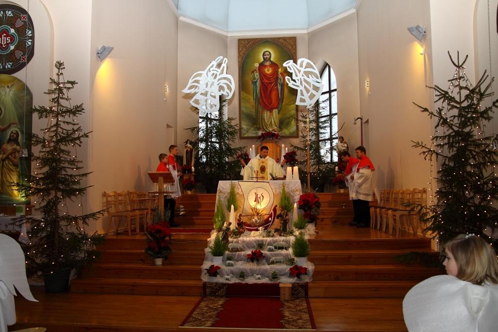 Kopīgā saimē un Bībeles ainu iestudējumos ir dažādu paaudžu pārstāvji no pašu draudzes, kuru vada priesteris Māris Zviedris. Svētku organizēšanā un norisē aktīvi piedalījušās māsas karmelītes.
