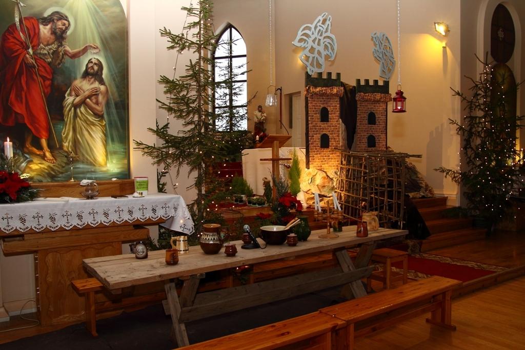 Kopīgā saimē un Bībeles ainu iestudējumos ir dažādu paaudžu pārstāvji no pašu draudzes, kuru vada priesteris Māris Zviedris. Svētku organizēšanā un norisē aktīvi piedalījušās māsas karmelītes.