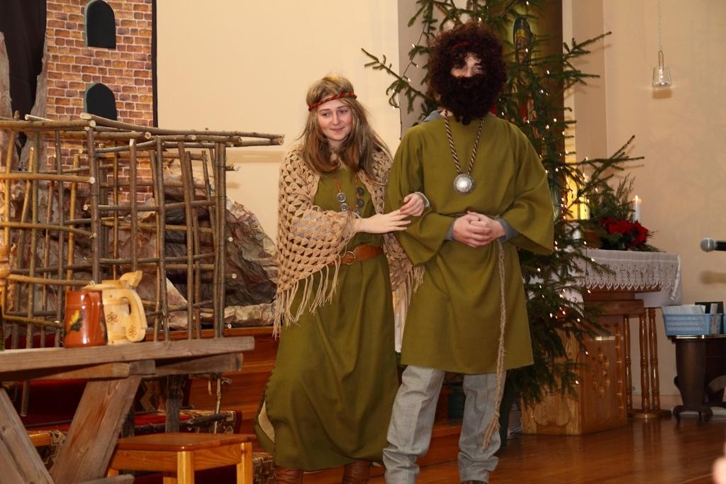 Kopīgā saimē un Bībeles ainu iestudējumos ir dažādu paaudžu pārstāvji no pašu draudzes, kuru vada priesteris Māris Zviedris. Svētku organizēšanā un norisē aktīvi piedalījušās māsas karmelītes.