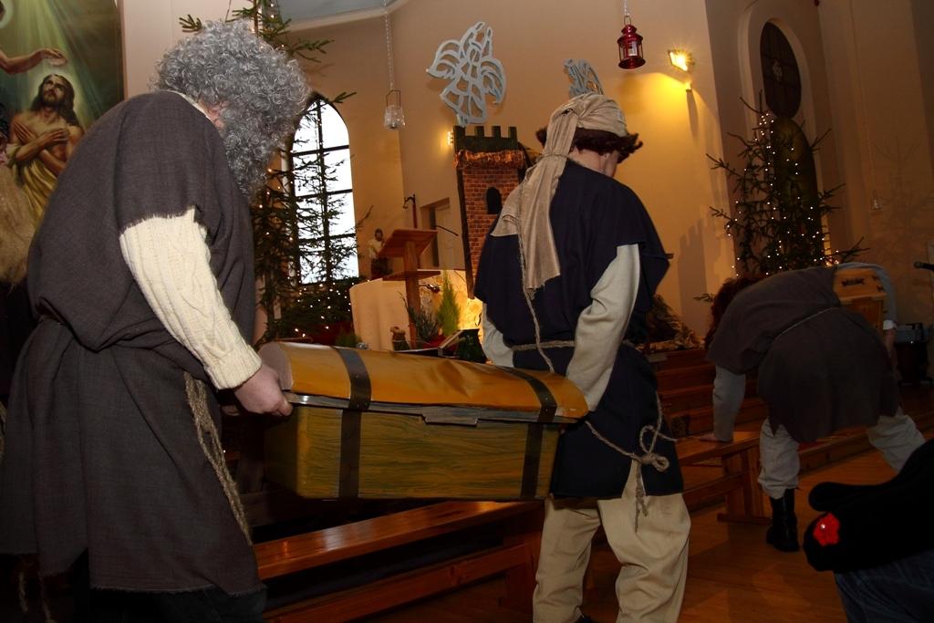 Kopīgā saimē un Bībeles ainu iestudējumos ir dažādu paaudžu pārstāvji no pašu draudzes, kuru vada priesteris Māris Zviedris. Svētku organizēšanā un norisē aktīvi piedalījušās māsas karmelītes.