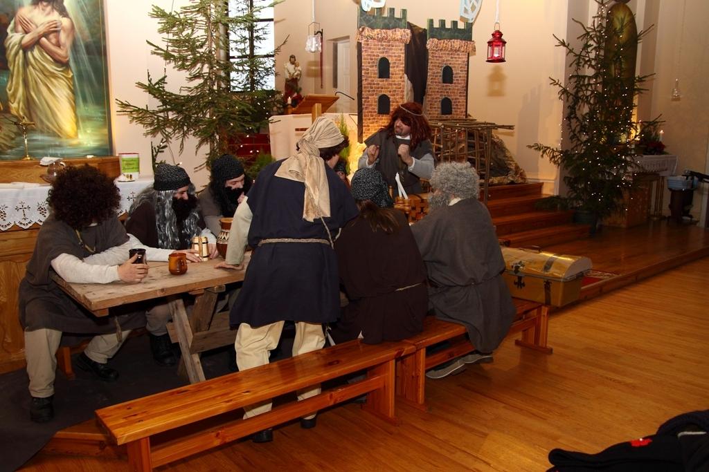 Kopīgā saimē un Bībeles ainu iestudējumos ir dažādu paaudžu pārstāvji no pašu draudzes, kuru vada priesteris Māris Zviedris. Svētku organizēšanā un norisē aktīvi piedalījušās māsas karmelītes.