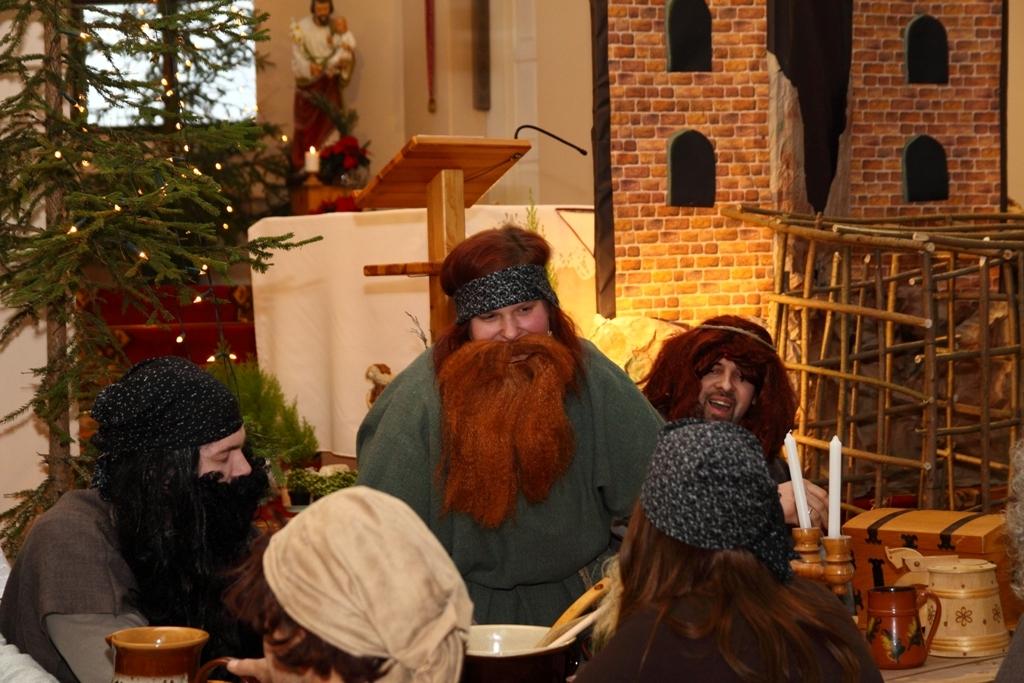 Kopīgā saimē un Bībeles ainu iestudējumos ir dažādu paaudžu pārstāvji no pašu draudzes, kuru vada priesteris Māris Zviedris. Svētku organizēšanā un norisē aktīvi piedalījušās māsas karmelītes.