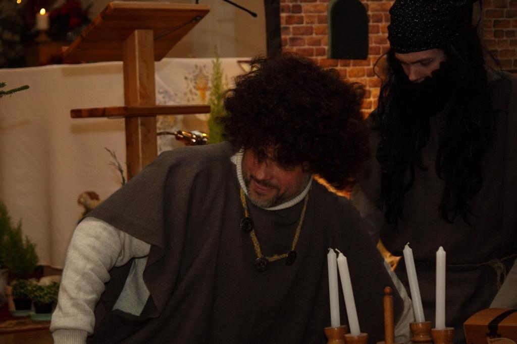 Kopīgā saimē un Bībeles ainu iestudējumos ir dažādu paaudžu pārstāvji no pašu draudzes, kuru vada priesteris Māris Zviedris. Svētku organizēšanā un norisē aktīvi piedalījušās māsas karmelītes.