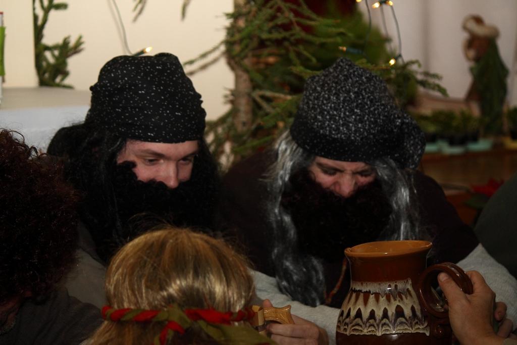Kopīgā saimē un Bībeles ainu iestudējumos ir dažādu paaudžu pārstāvji no pašu draudzes, kuru vada priesteris Māris Zviedris. Svētku organizēšanā un norisē aktīvi piedalījušās māsas karmelītes.