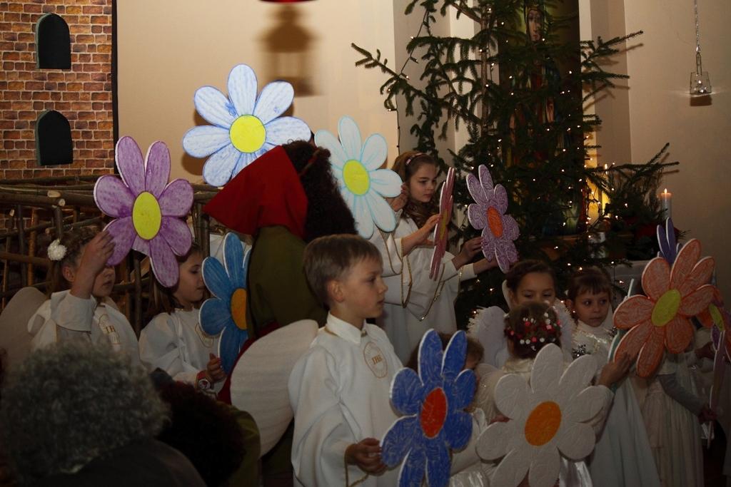 Kopīgā saimē un Bībeles ainu iestudējumos ir dažādu paaudžu pārstāvji no pašu draudzes, kuru vada priesteris Māris Zviedris. Svētku organizēšanā un norisē aktīvi piedalījušās māsas karmelītes.