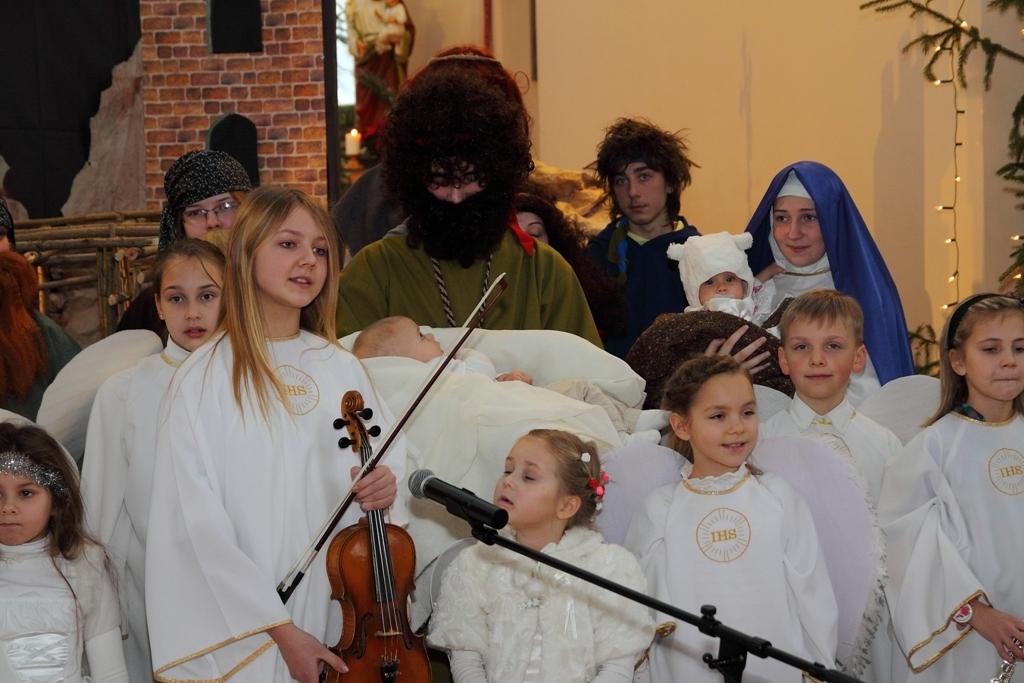 Kopīgā saimē un Bībeles ainu iestudējumos ir dažādu paaudžu pārstāvji no pašu draudzes, kuru vada priesteris Māris Zviedris. Svētku organizēšanā un norisē aktīvi piedalījušās māsas karmelītes.