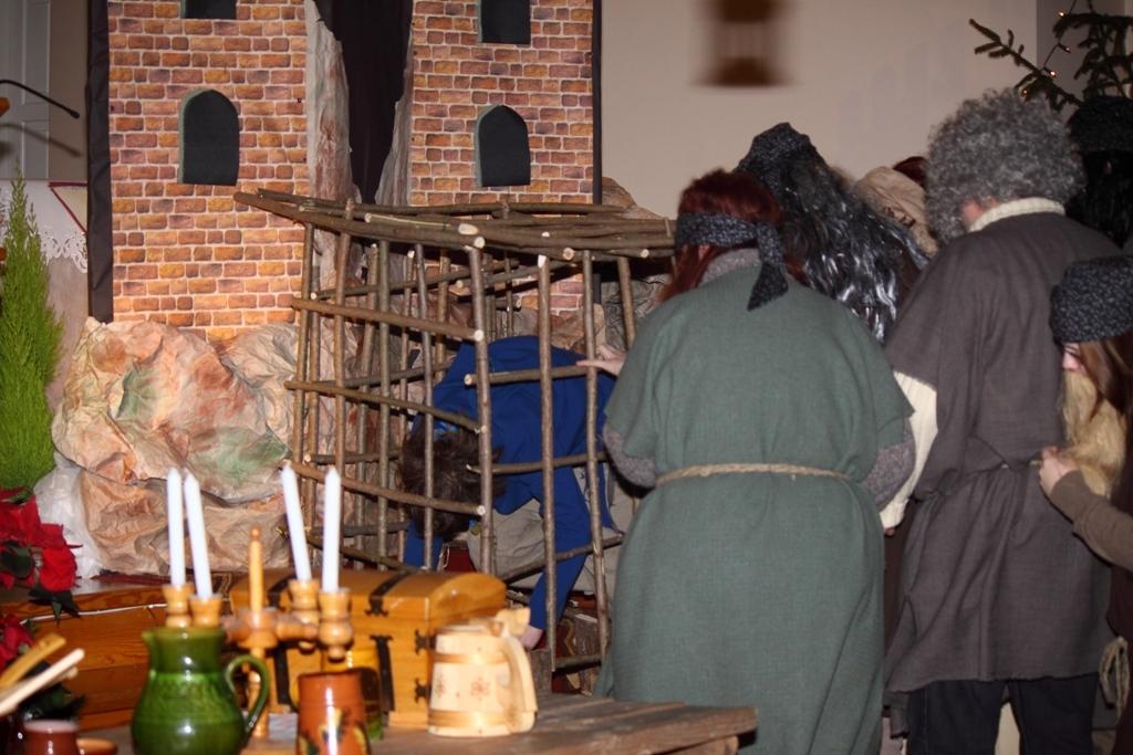 Kopīgā saimē un Bībeles ainu iestudējumos ir dažādu paaudžu pārstāvji no pašu draudzes, kuru vada priesteris Māris Zviedris. Svētku organizēšanā un norisē aktīvi piedalījušās māsas karmelītes.