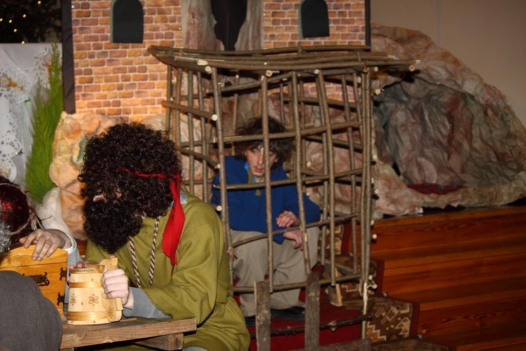 Kopīgā saimē un Bībeles ainu iestudējumos ir dažādu paaudžu pārstāvji no pašu draudzes, kuru vada priesteris Māris Zviedris. Svētku organizēšanā un norisē aktīvi piedalījušās māsas karmelītes.