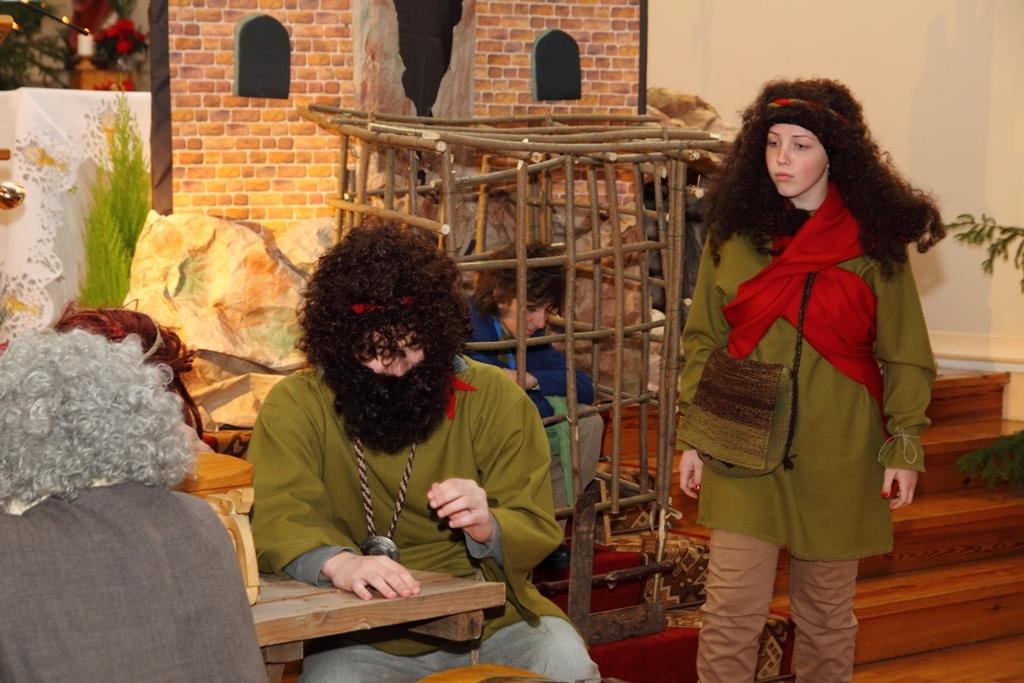 Kopīgā saimē un Bībeles ainu iestudējumos ir dažādu paaudžu pārstāvji no pašu draudzes, kuru vada priesteris Māris Zviedris. Svētku organizēšanā un norisē aktīvi piedalījušās māsas karmelītes.