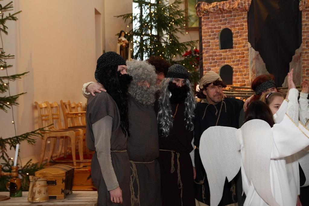 Kopīgā saimē un Bībeles ainu iestudējumos ir dažādu paaudžu pārstāvji no pašu draudzes, kuru vada priesteris Māris Zviedris. Svētku organizēšanā un norisē aktīvi piedalījušās māsas karmelītes.