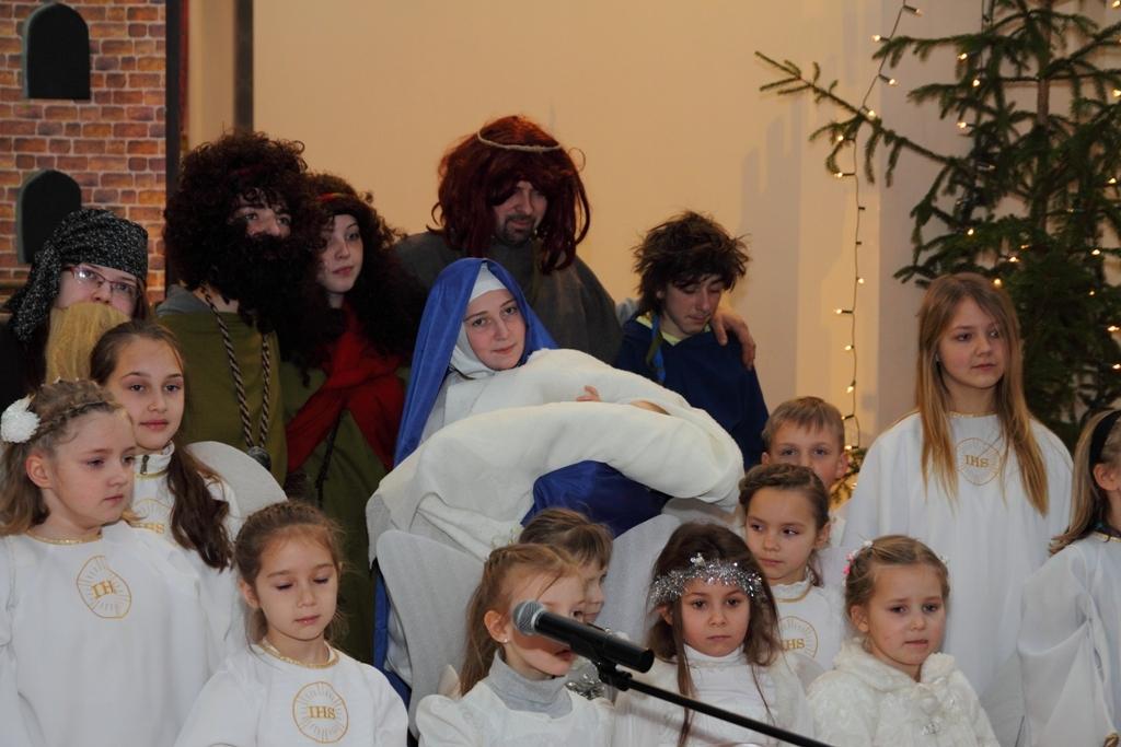 Kopīgā saimē un Bībeles ainu iestudējumos ir dažādu paaudžu pārstāvji no pašu draudzes, kuru vada priesteris Māris Zviedris. Svētku organizēšanā un norisē aktīvi piedalījušās māsas karmelītes.