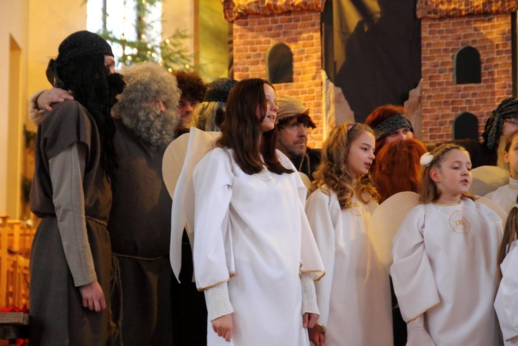 Kopīgā saimē un Bībeles ainu iestudējumos ir dažādu paaudžu pārstāvji no pašu draudzes, kuru vada priesteris Māris Zviedris. Svētku organizēšanā un norisē aktīvi piedalījušās māsas karmelītes.