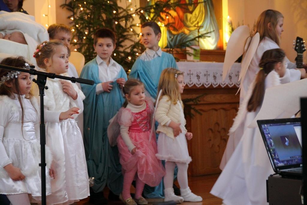 Kopīgā saimē un Bībeles ainu iestudējumos ir dažādu paaudžu pārstāvji no pašu draudzes, kuru vada priesteris Māris Zviedris. Svētku organizēšanā un norisē aktīvi piedalījušās māsas karmelītes.