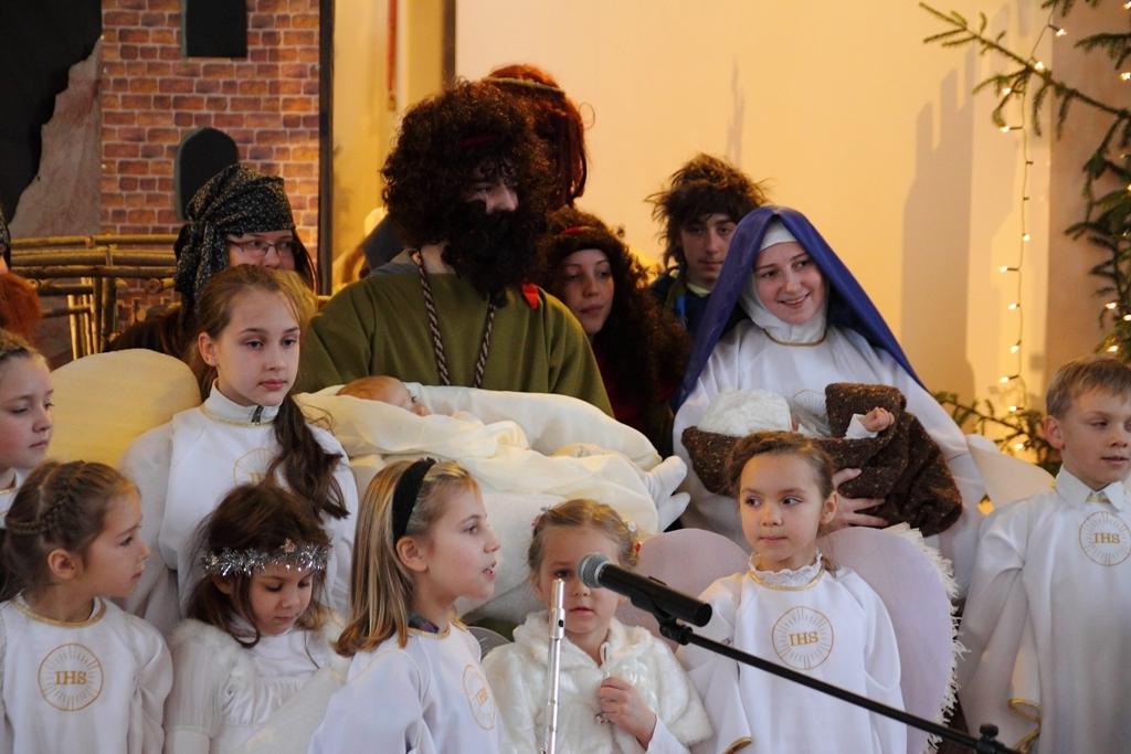 Kopīgā saimē un Bībeles ainu iestudējumos ir dažādu paaudžu pārstāvji no pašu draudzes, kuru vada priesteris Māris Zviedris. Svētku organizēšanā un norisē aktīvi piedalījušās māsas karmelītes.