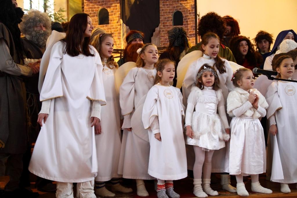 Kopīgā saimē un Bībeles ainu iestudējumos ir dažādu paaudžu pārstāvji no pašu draudzes, kuru vada priesteris Māris Zviedris. Svētku organizēšanā un norisē aktīvi piedalījušās māsas karmelītes.