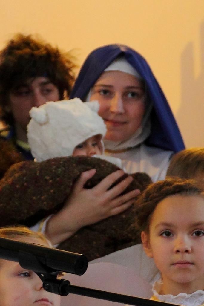Kopīgā saimē un Bībeles ainu iestudējumos ir dažādu paaudžu pārstāvji no pašu draudzes, kuru vada priesteris Māris Zviedris. Svētku organizēšanā un norisē aktīvi piedalījušās māsas karmelītes.