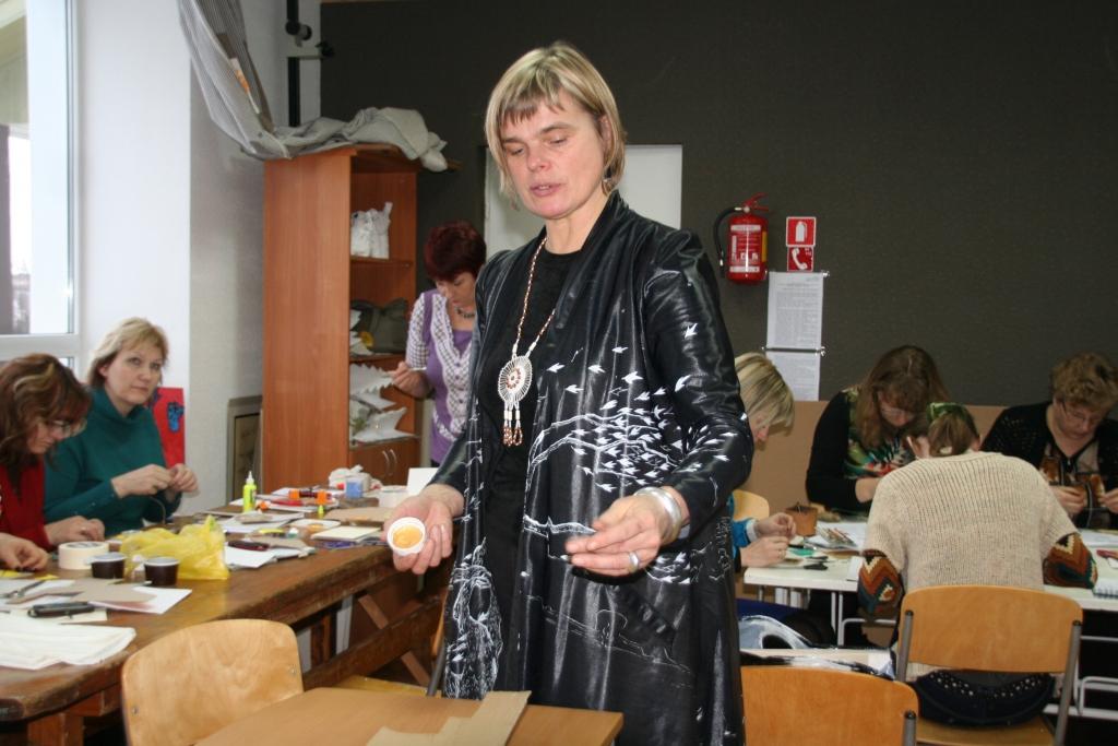 Tekstilmāksliece Baiba Vaivare un semināra dalībnieces.  
Autors: No personiskā arhīva 