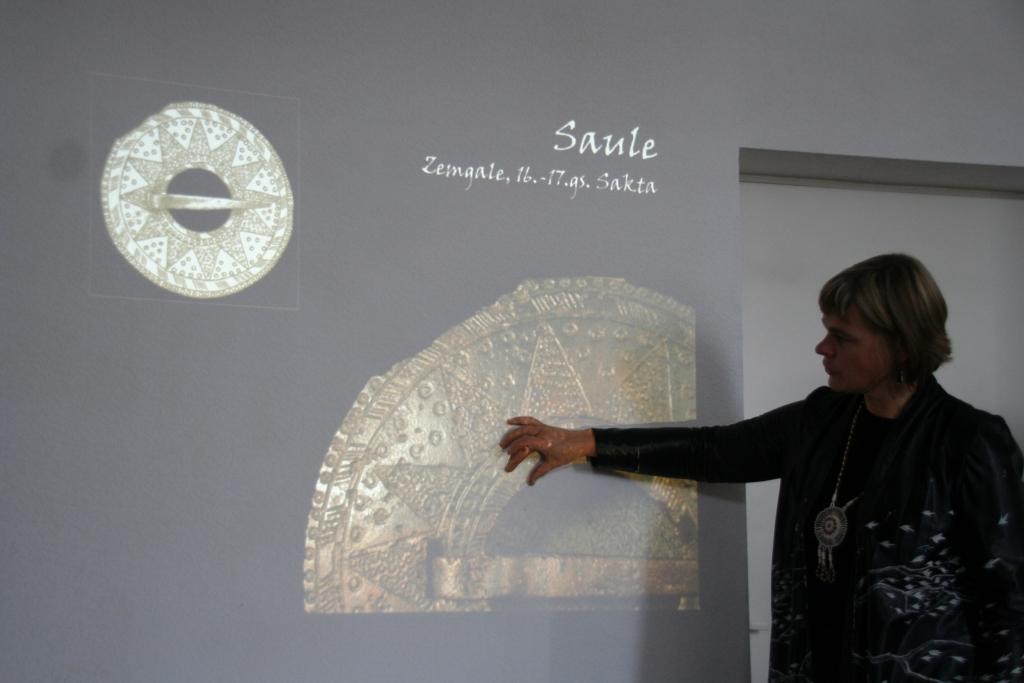  Tekstilmāksliniece Baiba Vaivare semināra laikā mākslas skolā. Tekstilmāksliece Baiba Vaivare un semināra dalībnieces.Tekstilmāksliece Baiba Vaivare un semināra dalībnieces.
Autors: No personiskā arhīva 