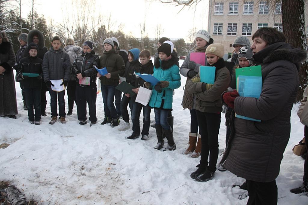 Gulbenes vidusskolas skolēni un skolotāji pulcējas pie atmiņu ugunskura, pieminot barikāžu laiku.
Autors: Gatis Bogdanovs
