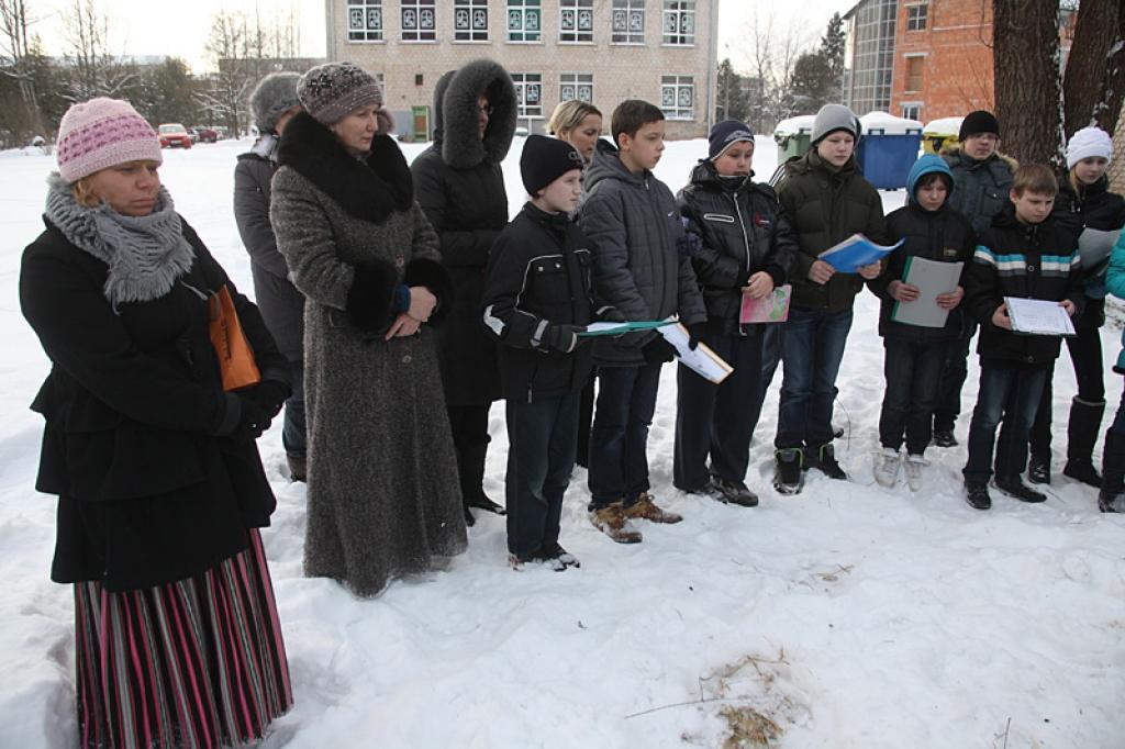 Gulbenes vidusskolas skolēni un skolotāji pulcējas pie atmiņu ugunskura, pieminot barikāžu laiku.
Autors: Gatis Bogdanovs