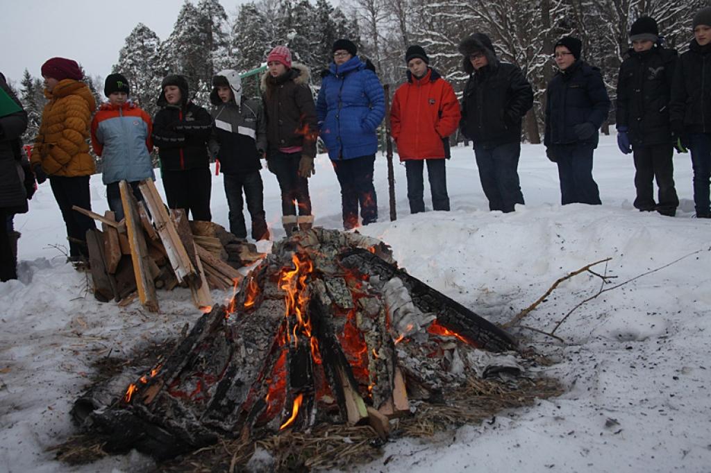 Gulbenes vidusskolas skolēni un skolotāji pulcējas pie atmiņu ugunskura, pieminot barikāžu laiku.
Autors: Gatis Bogdanovs