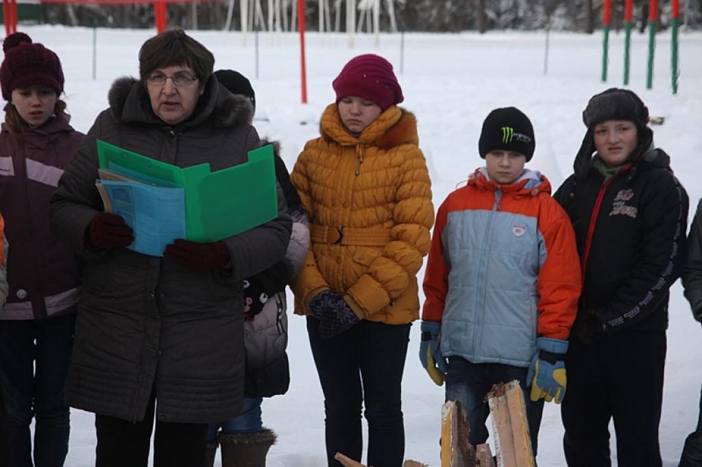 Gulbenes vidusskolas skolēni un skolotāji pulcējas pie atmiņu ugunskura, pieminot barikāžu laiku.
Autors: Gatis Bogdanovs