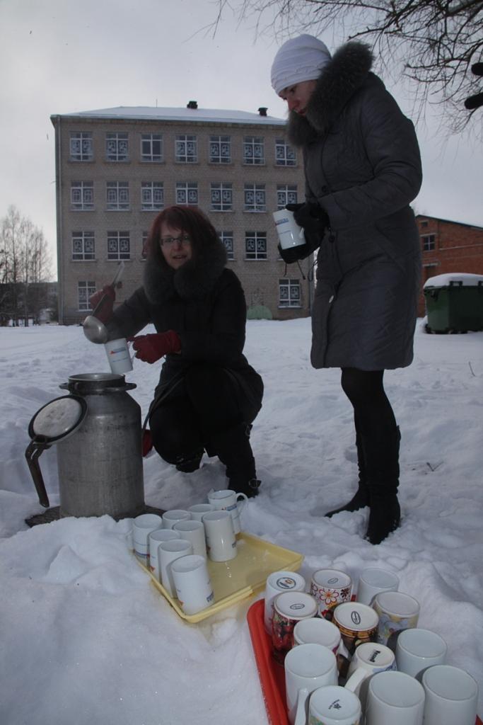 Gulbenes vidusskolas skolēni un skolotāji pulcējas pie atmiņu ugunskura, pieminot barikāžu laiku.
Autors: Gatis Bogdanovs