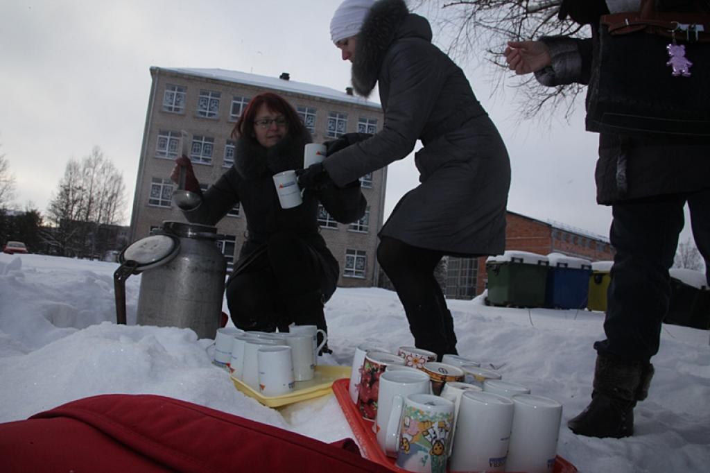 Gulbenes vidusskolas skolēni un skolotāji pulcējas pie atmiņu ugunskura, pieminot barikāžu laiku.
Autors: Gatis Bogdanovs