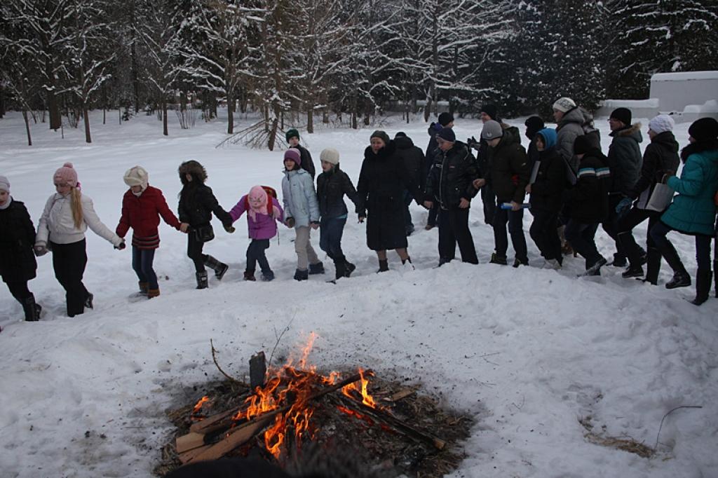Gulbenes vidusskolas skolēni un skolotāji pulcējas pie atmiņu ugunskura, pieminot barikāžu laiku.
Autors: Gatis Bogdanovs