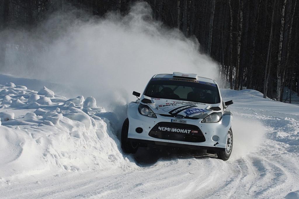 Šobrīd iespējams prognozēt, ka par uzvaru rallija kopvērtējumā viennozīmīgi cīnīsies rallija "Liepāja - Ventspils" varonis Aleksejs Lukjaņuks un zem Latvijas karoga startējošais Vasilijs Grjazins (attēlā).
Autors: Dace Janova (www.4rati.lv)