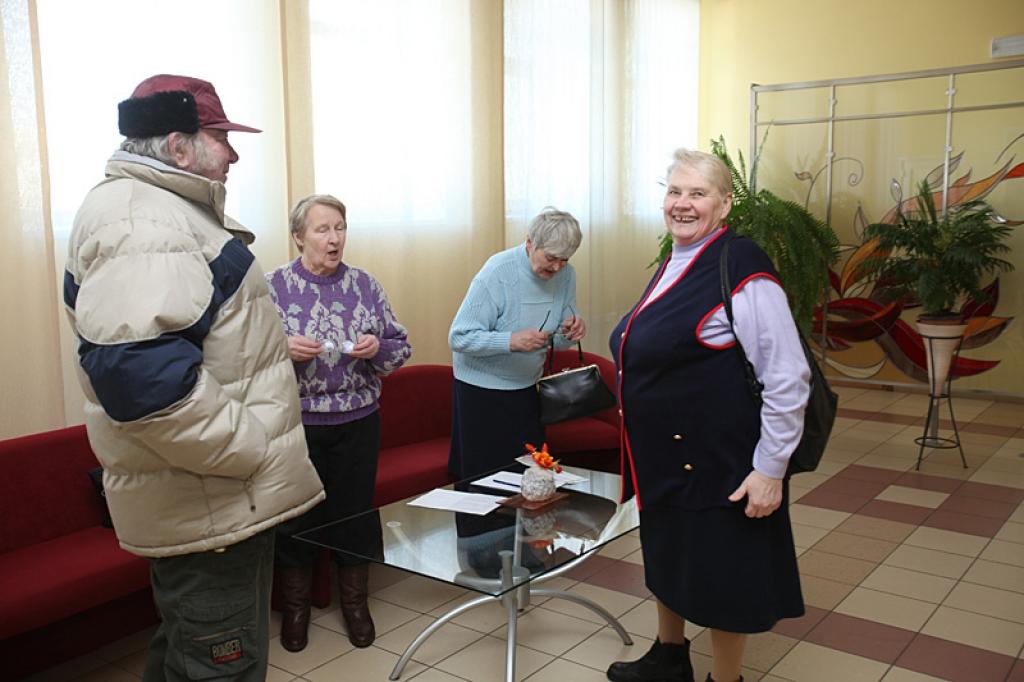 “Pensionāriem ir jābūt aktīviem un jāiestājas par ātrāku pensiju indeksācijas atsākšanu, tāpēc arī parakstos. Liela daļa pensijas jāatvēl zālēm. Man ir vajadzīga operācija, bet, lai to veiktu, nepieciešami vairāki tūkstoši latu. Vai pensionārs to var atļauties? 25 gadus vadīju pensionāru ansambli. Tā dalībniece man teica: “Atceries, tu, kas šodien strādā, vecumdienās saņemsi tikpat lielu pensiju, kā cilvēks, kurš dzīvē nav strādājis gandrīz nemaz.” Tā arī notika,” saka rancēniete Dominika Balode.
Autors: Gatis Bogdanovs