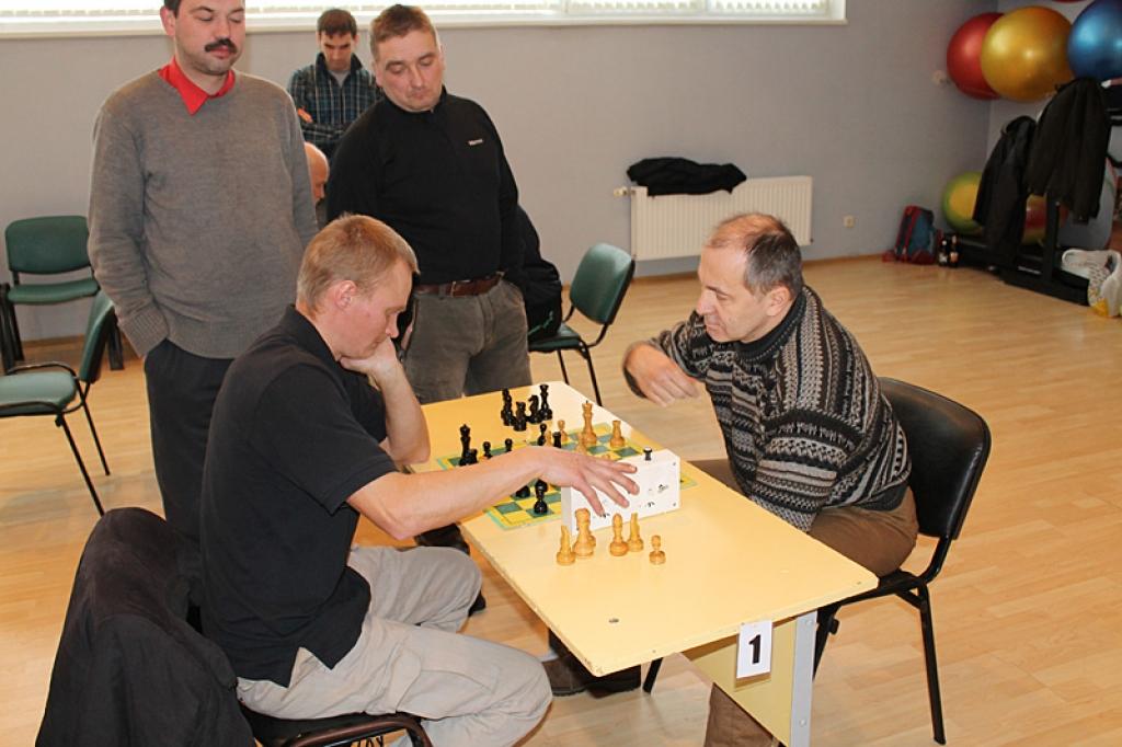 Šahu spēlē 1.vietas ieguvējs Alvils Pētersons (no labās) ar 3.vietas ieguvēju Mareku Smušku.
Autors: Ziedonis Lazdiņš