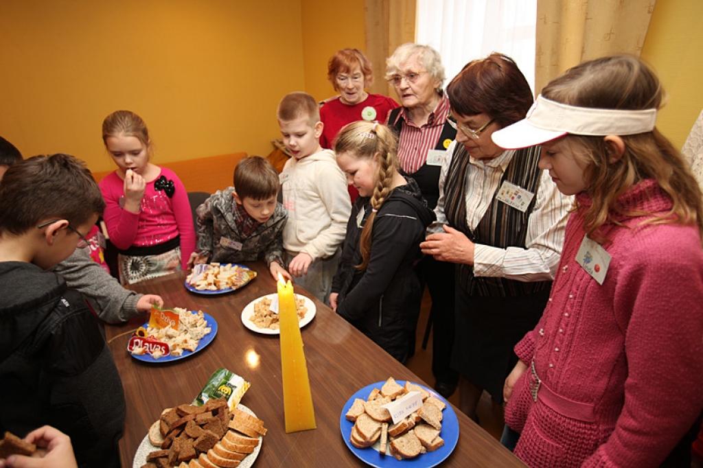 Seniores stāsta skolēniem par to, ka ir jāpieliek daudz pūļu, lai taptu maize. Bērniem bija iespēja ne tikai piedalīties plātsmaižu un kūku cepšanā, bet arī izgaršot dažādu šķirņu maizes.
Autors: Gatis Bogdanovs