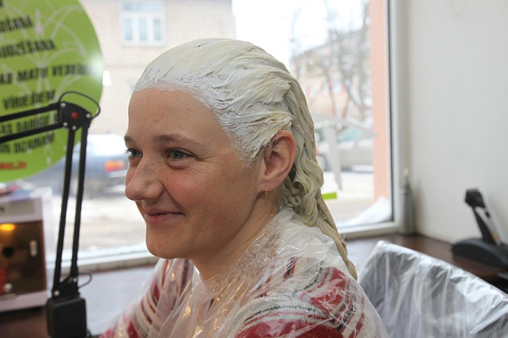Šoreiz salonā “Tiina Lux” pārvērtību prieku izdzīvoja un meistaru prasmīgajām rokām ļāvās 33 gadus vecā gulbeniete Indra Timofejeva. Indra ir trīs bērnu māmiņa un strādā Gulbenes 2.vidusskolā. Viņa ir skolotājas palīdze bērniem ar īpašām...
Autors: Gatis Bogdanovs
