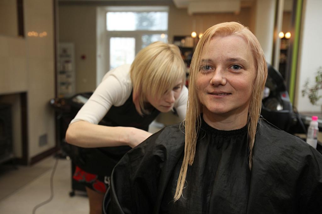 Šoreiz salonā “Tiina Lux” pārvērtību prieku izdzīvoja un meistaru prasmīgajām rokām ļāvās 33 gadus vecā gulbeniete Indra Timofejeva. Indra ir trīs bērnu māmiņa un strādā Gulbenes 2.vidusskolā. Viņa ir skolotājas palīdze bērniem ar īpašām...
Autors: Gatis Bogdanovs