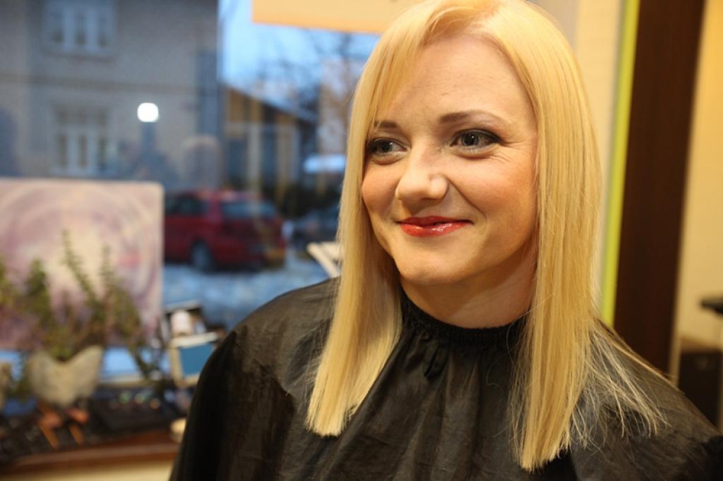 Šoreiz salonā “Tiina Lux” pārvērtību prieku izdzīvoja un meistaru prasmīgajām rokām ļāvās 33 gadus vecā gulbeniete Indra Timofejeva. Indra ir trīs bērnu māmiņa un strādā Gulbenes 2.vidusskolā. Viņa ir skolotājas palīdze bērniem ar īpašām...
Autors: Gatis Bogdanovs