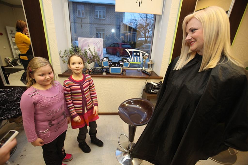 Šoreiz salonā “Tiina Lux” pārvērtību prieku izdzīvoja un meistaru prasmīgajām rokām ļāvās 33 gadus vecā gulbeniete Indra Timofejeva. Indra ir trīs bērnu māmiņa un strādā Gulbenes 2.vidusskolā. Viņa ir skolotājas palīdze bērniem ar īpašām...
Autors: Gatis Bogdanovs