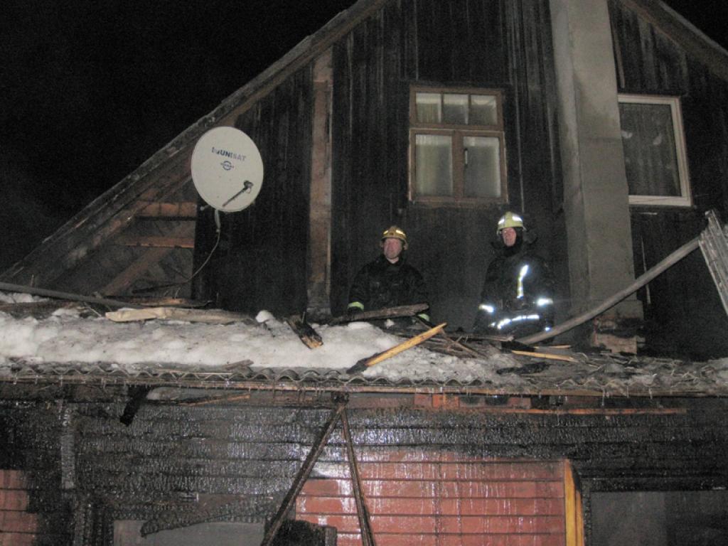 Vakar, 28.marta, vakarā Gulbenē izcēlās ugunsgrēks divstāvu koka ēkā , kas atrodas slimnīcas teritorijā - aiz veco ļaužu dzīvojamās mājas.
Autors: Diāna Odumiņa