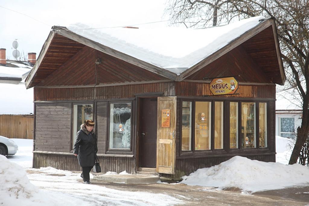Pašmāju biškopim iedeva “kurvīti”! Bijušajā “Aromāta” kioskā Gulbenē tagad medu tirgo Stopiņu  bitenieki. Armundam Galviņam kiosku nepārdeva. 
Autors: Gatis Bogdanovs