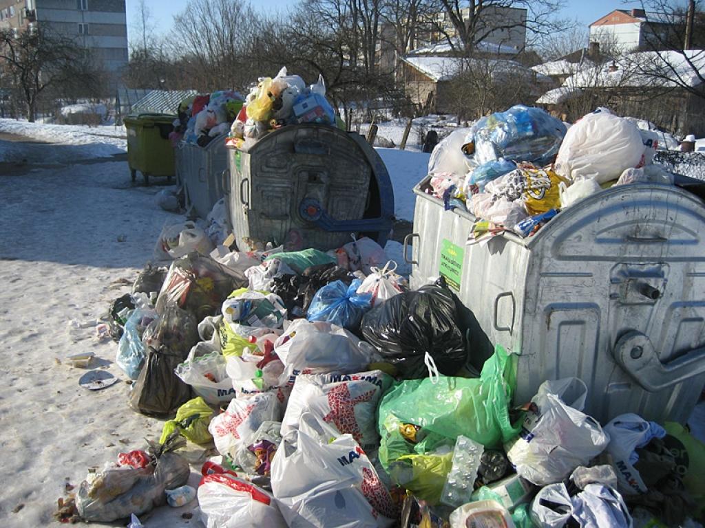 Gulbenē, Skolas ielas daudzdzīvokļu māju masīvā, vairākas dienas stāv pārpildīti atkritumu konteineri.
Autors: Diāna Odumiņa