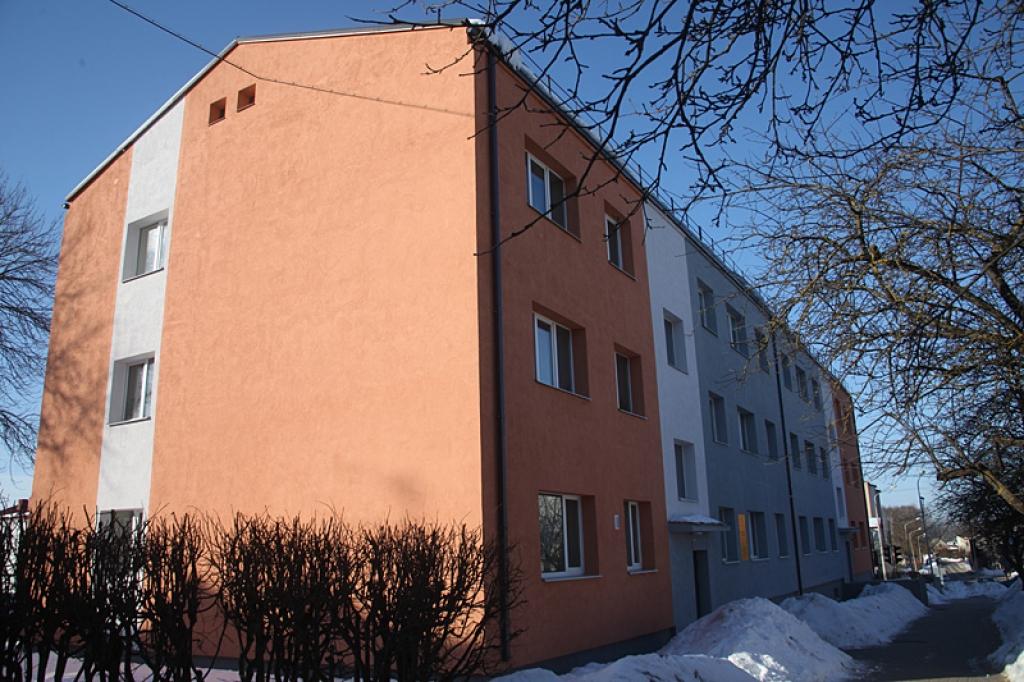 Māja Rīgas ielā 32 ir nosiltināta, tai ir jauns jumts, nomainīti radiatori un aprīkoti ar individuālajiem siltuma skaitītājiem, kā to vēlējās mājas iedzīvotāji. Objekts ir nodots ekspluatācijā pagājušajā gadā.
Autors: Gatis Bogdanovs