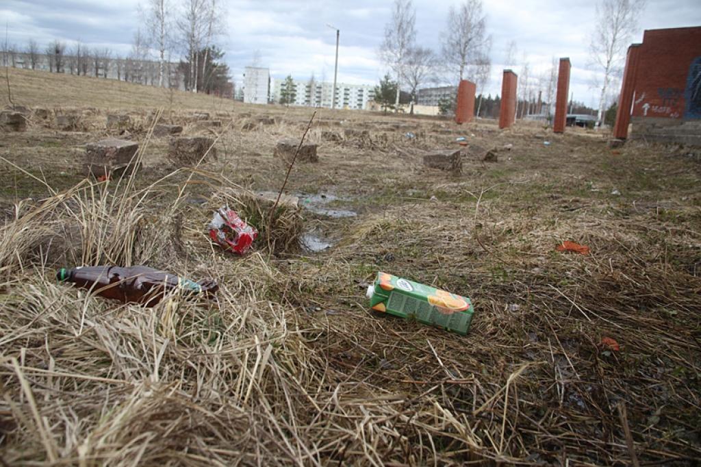 Nepievilcīgs skats vērojams pilsētā Nākotnes ielas masīvā pie estrādes. Tur ne tikai regulāri tiek piedrazots un izmesti dažādi nederīgi priekšmeti, bet arī dedzināta pērnā zāle.
Autors: Gatis Bogdanovs