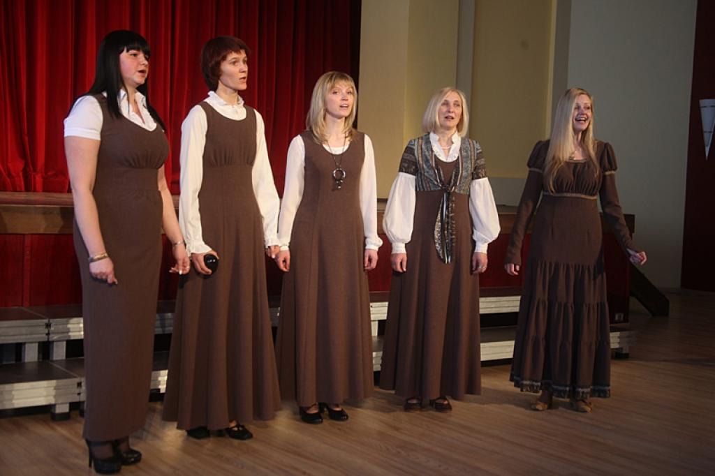 Gulbenes kultūras centra sieviešu vokālais ansamblis „Sonoros”, ko vada Vita Poiša, Latgales kultūrvēsturiskā novada vokālo ansambļu konkursā-skatē, kas pagājušajā svētdienā notika Gulbenes kultūras centrā, ieguva 37,08 punktus un 2.pakāpes diplomu.
Autors: Gatis Bogdanovs