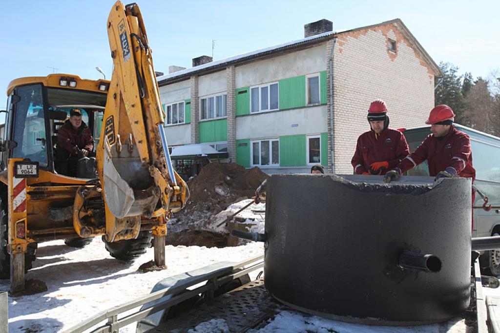 Lēni tempi. Trešdien “Dzirkstele” kopā ar celtniekiem pīpēja apmēram stundu, gaidot, kad tiks atvesti materiāli un būvnieki turpinās strādāt. Jācer, ka ir taisnība parunai - “kas lēni nāk, tas labi nāk”.
Autors: Gatis Bogdanovs