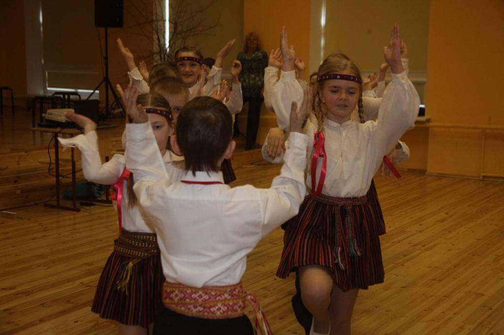 Gulbenes vidusskolā norisinājās projekta “Vai tu esi manos draugos?” noslēguma pasākums. Tāds ir skolas 2.klašu un pilsētas senioru apvienības kopprojekts, kurš vērsts uz paaudžu solidaritāti un sadarbības, pieredzes, prasmju un zināšanu...
Autors: Inita Savicka