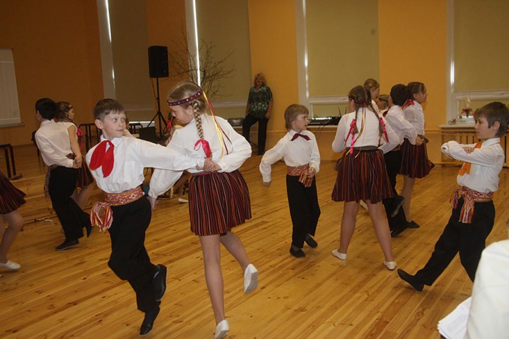 Gulbenes vidusskolā norisinājās projekta “Vai tu esi manos draugos?” noslēguma pasākums. Tāds ir skolas 2.klašu un pilsētas senioru apvienības kopprojekts, kurš vērsts uz paaudžu solidaritāti un sadarbības, pieredzes, prasmju un zināšanu...
Autors: Inita Savicka